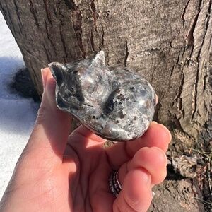 Yooperlite (1) sleeping cat carving |  crystal